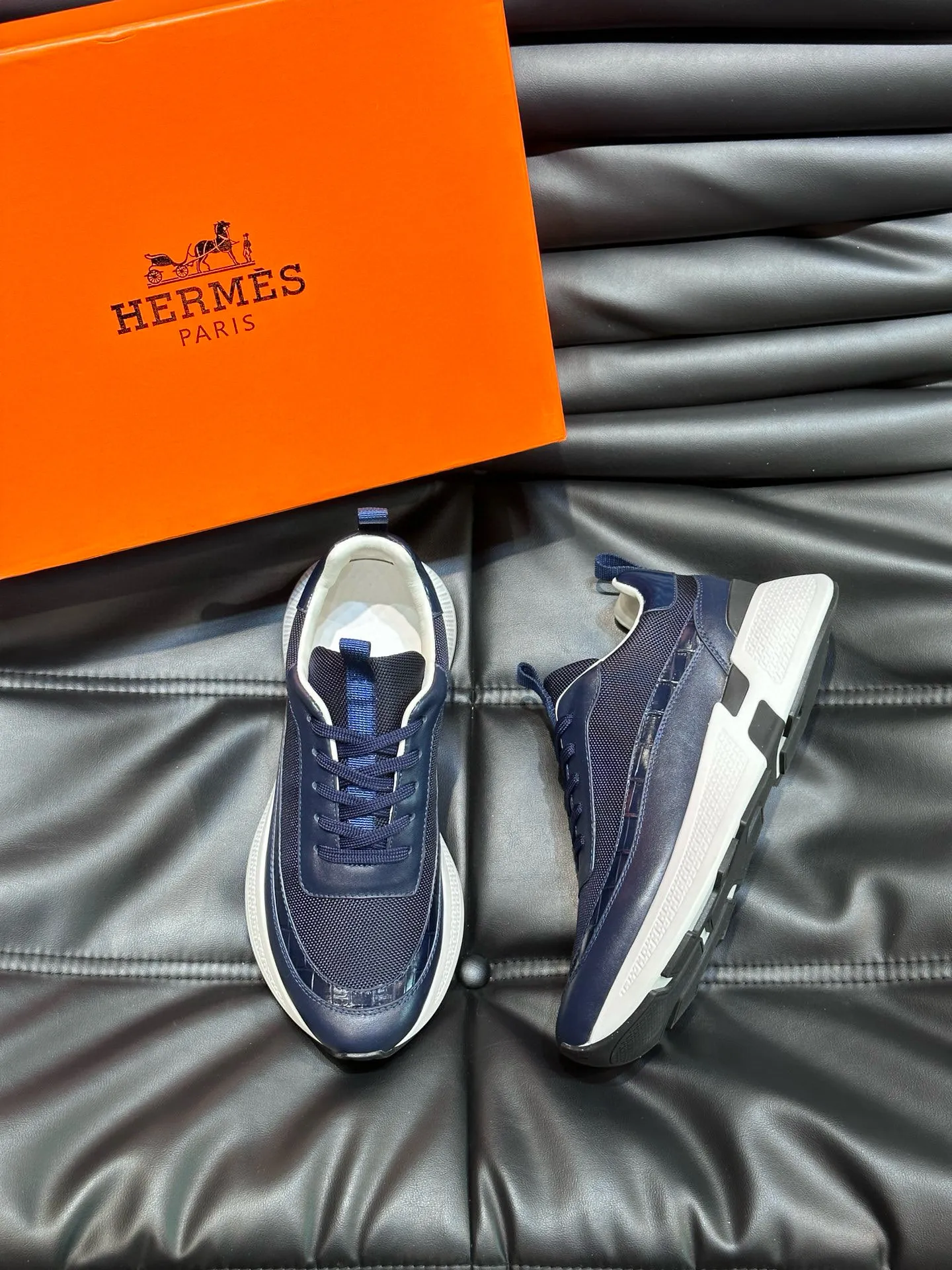 Factory price: 540💰HERMES/Hermes Hugo thick-soled sneakers are casual men's shoes. These sneakers are made of imported first-layer cowhide leather and breathable mesh design. The contrasting color design creates a dynamic and modern shape. The front end of the toe is decorated with natural-color rubber inlays. The style is novel and fashionable. The texture is incomparable, with cowhide lining and cowhide foot pads, the upper foot is comfortable and breathable, and the rubber sole is decorated with geometric patterns and iconic "H" details. A very personal one! Size: 39-44 (customized at 38.45)